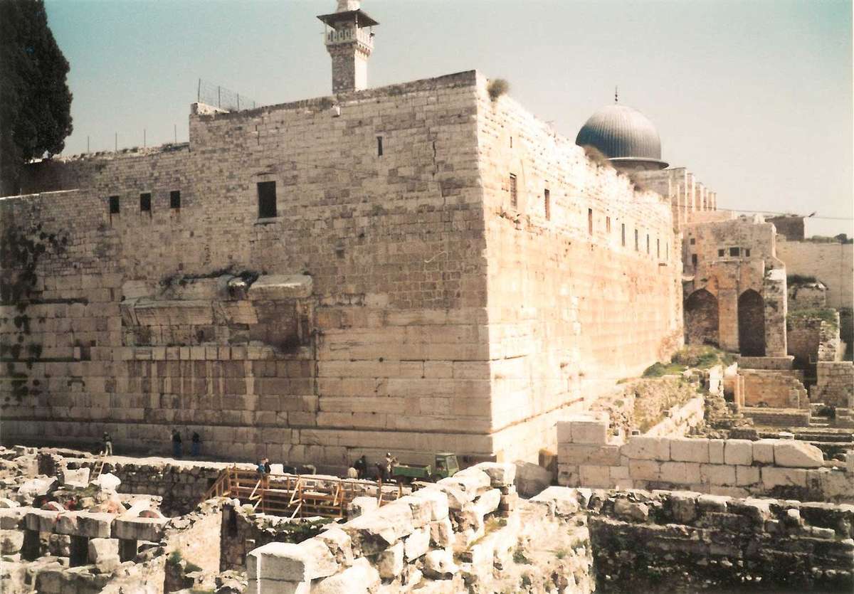 再建を待ち望むエルサレム神殿の城壁