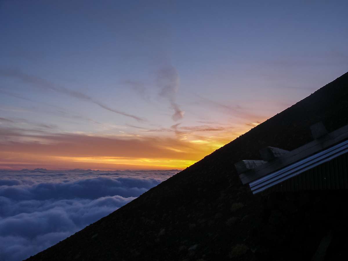 富士山の7合目から見た夕暮れ