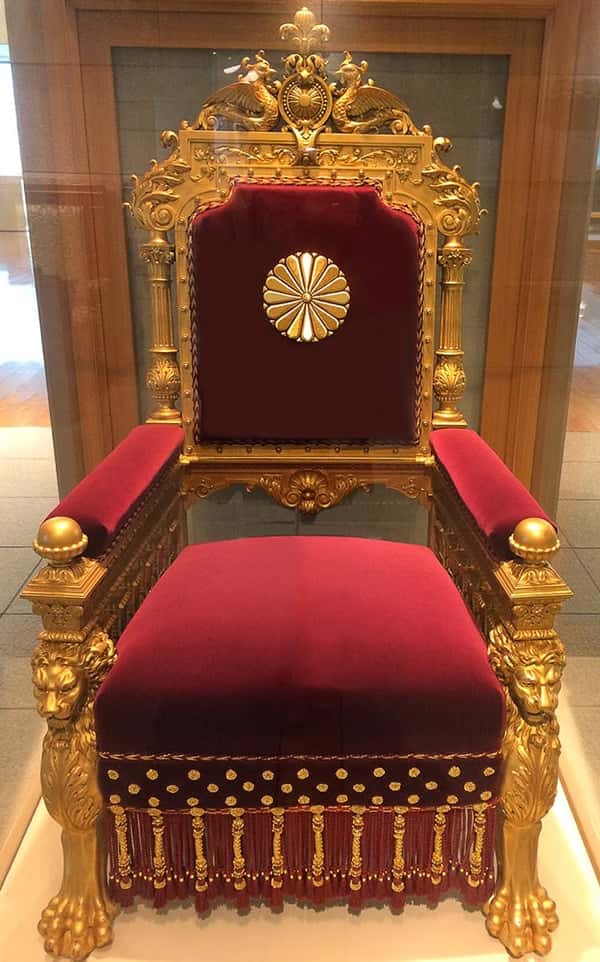 参議院参観ロビーに展示されている天皇の玉座