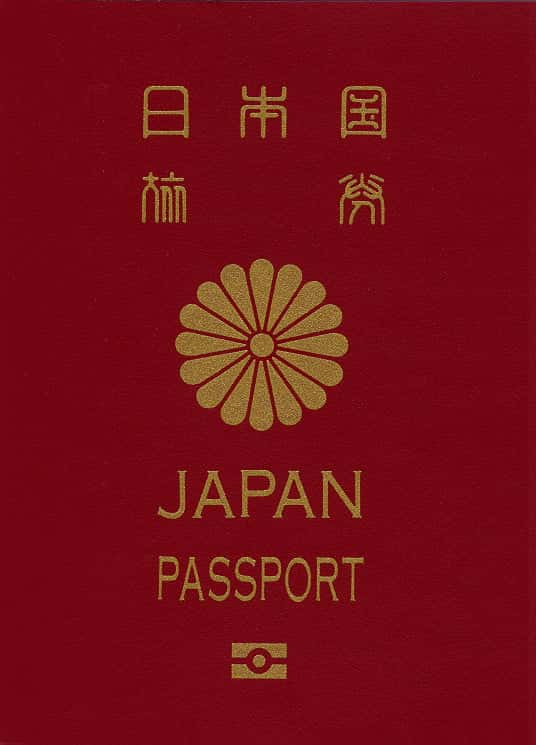 日本国旅券の表紙に刻まれた菊花紋章
