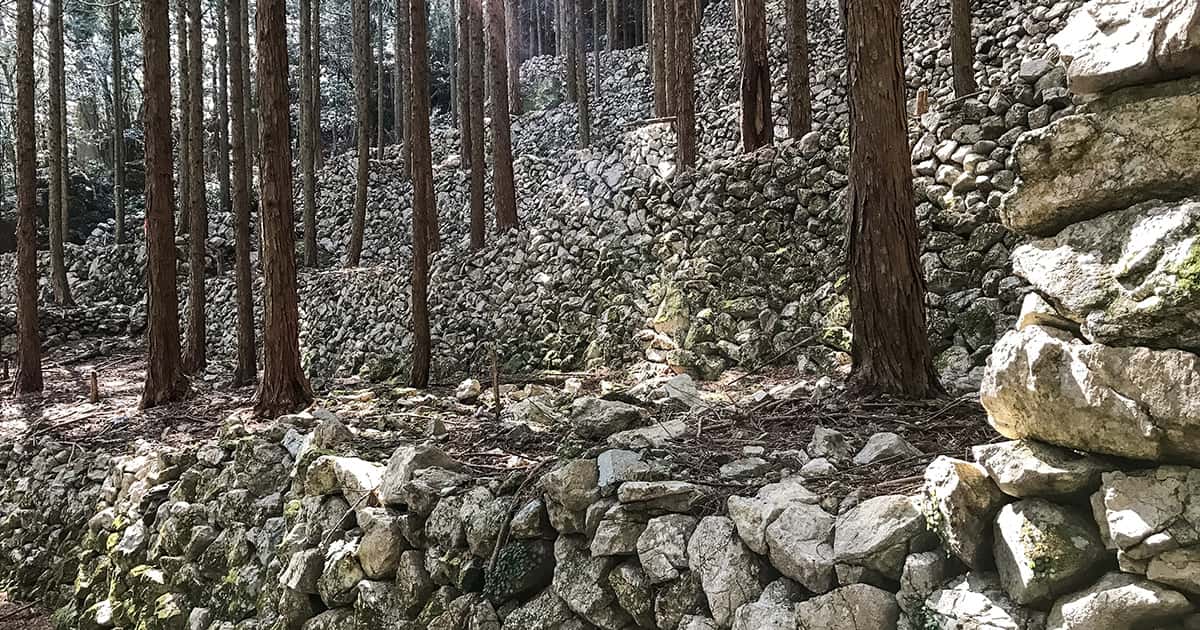 若杉山遺跡の積石段