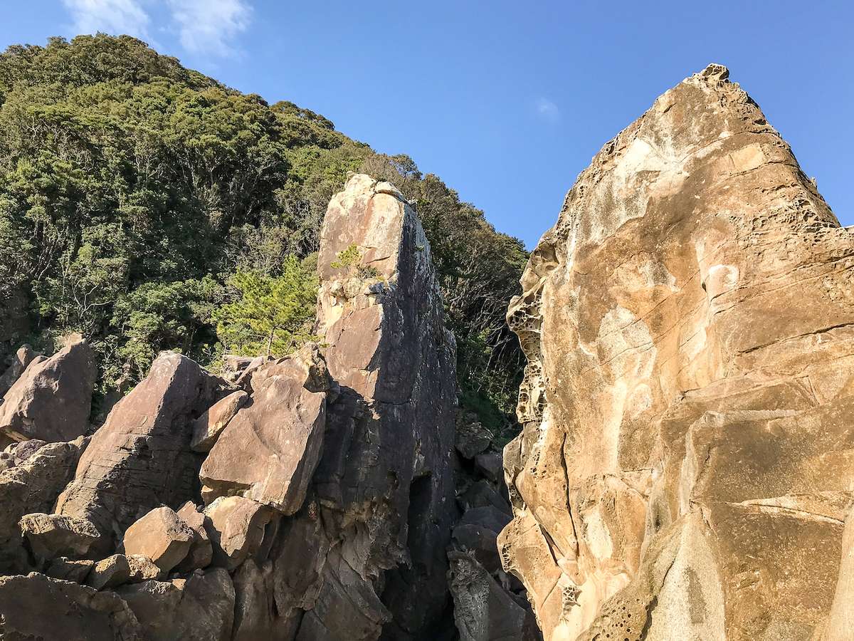 竹ヶ島東岸の浦磯に連なる巨石群