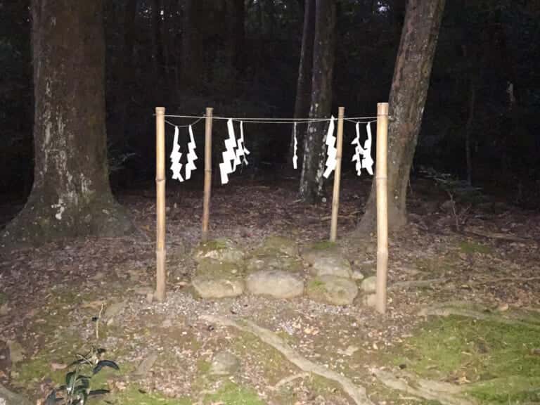 春日大社周辺の春日明神遙拝所にある磐座