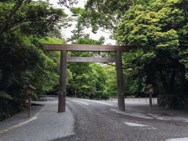 伊勢神宮内宮の美しい参道