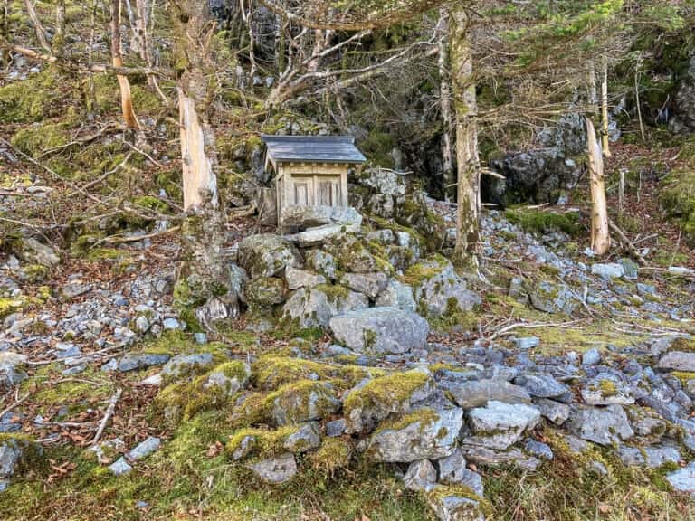鶴石・亀石の祠