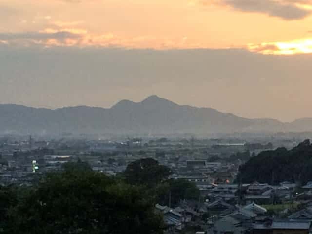 檜原神社から二上山を望む　(笠縫邑比定地)
