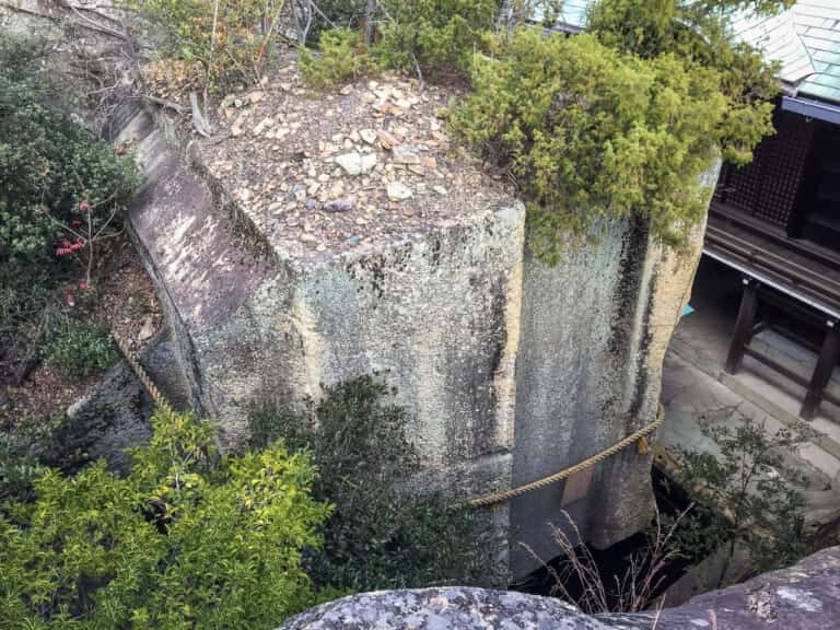 生石神社　石の宝殿