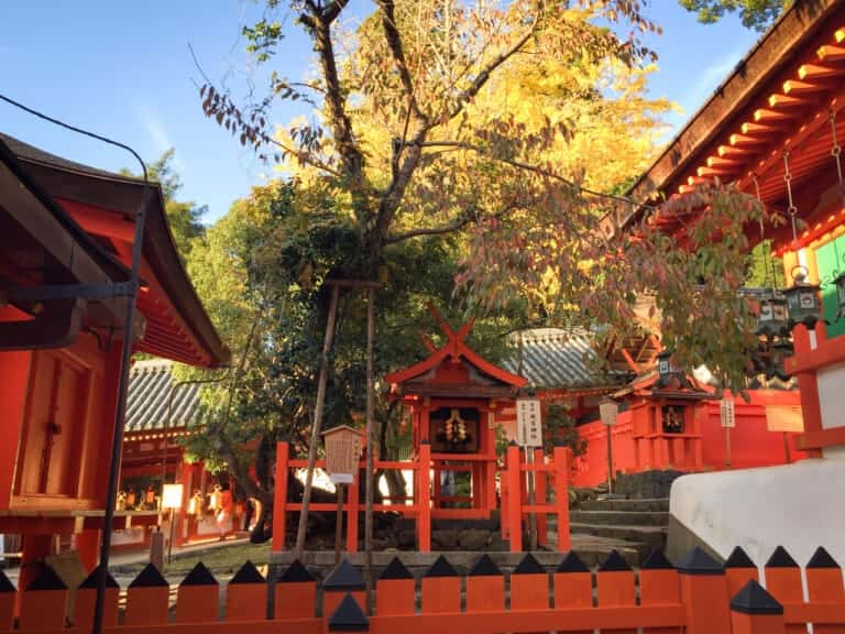 色鮮やかな春日大社の境内