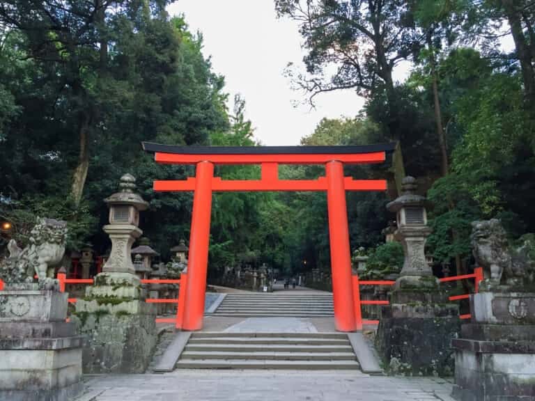 春日大社　参道へ向かう二之鳥居