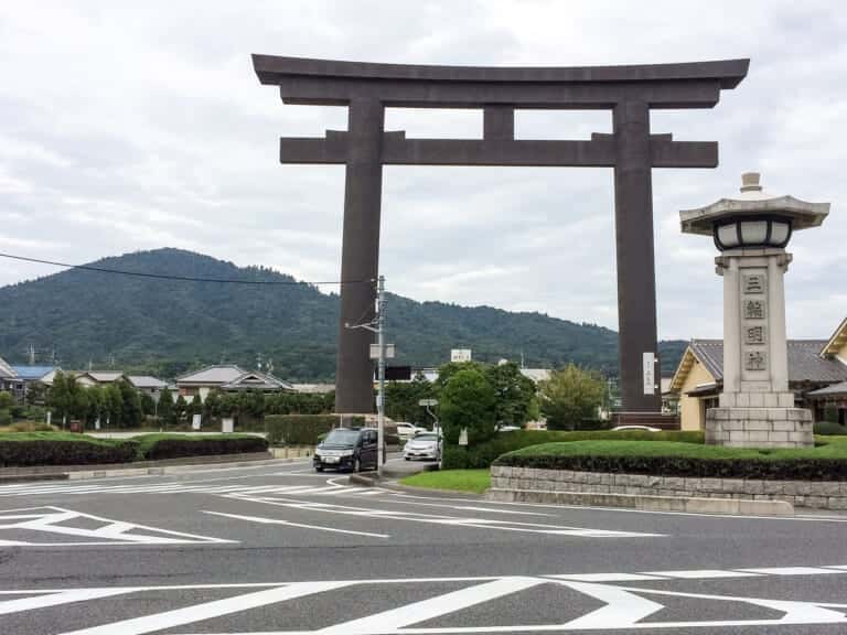 大神神社参道から眺める三輪山