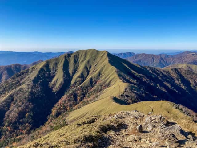 剣山山頂から望む「馬の背」