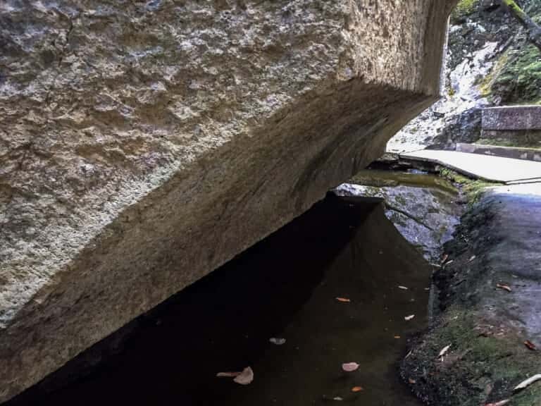 生石神社　石の宝殿