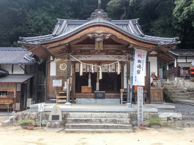 石上布都魂神社　拝殿