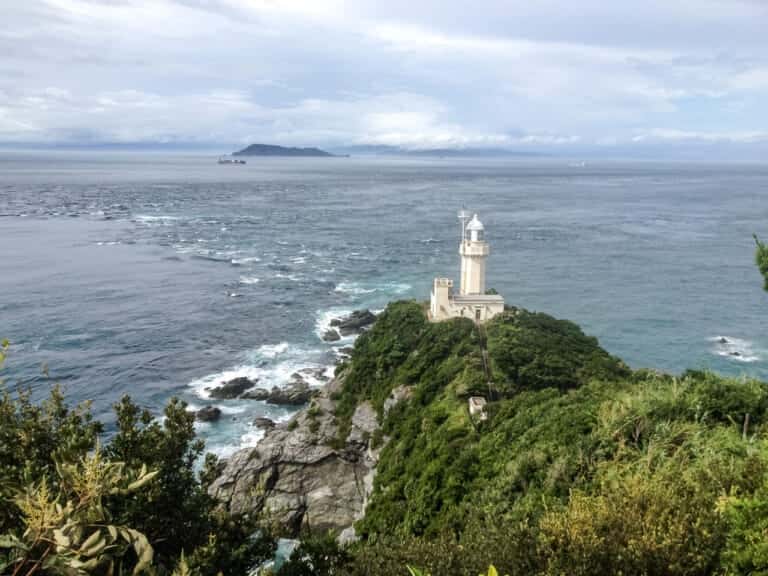 佐田岬灯台の先に九州を望む