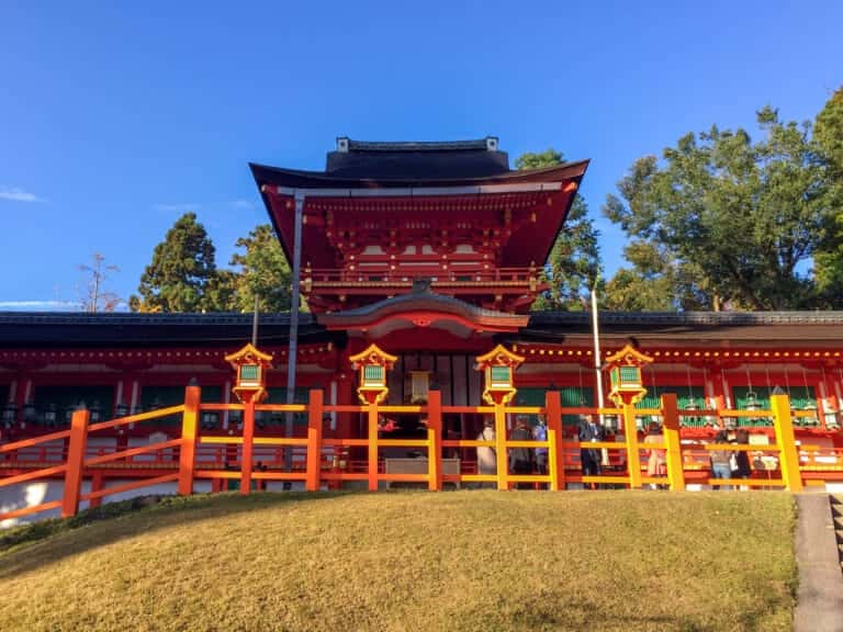 春日大社の美しい中門・御廊