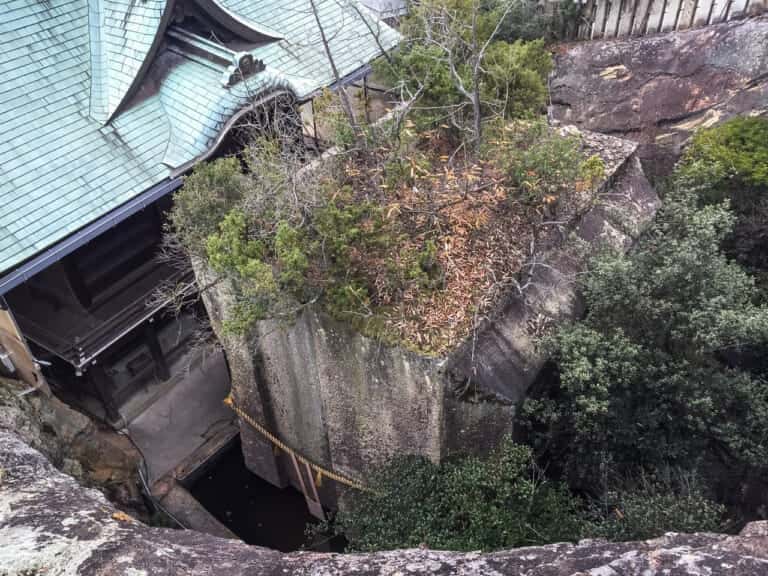 生石神社　石の宝殿