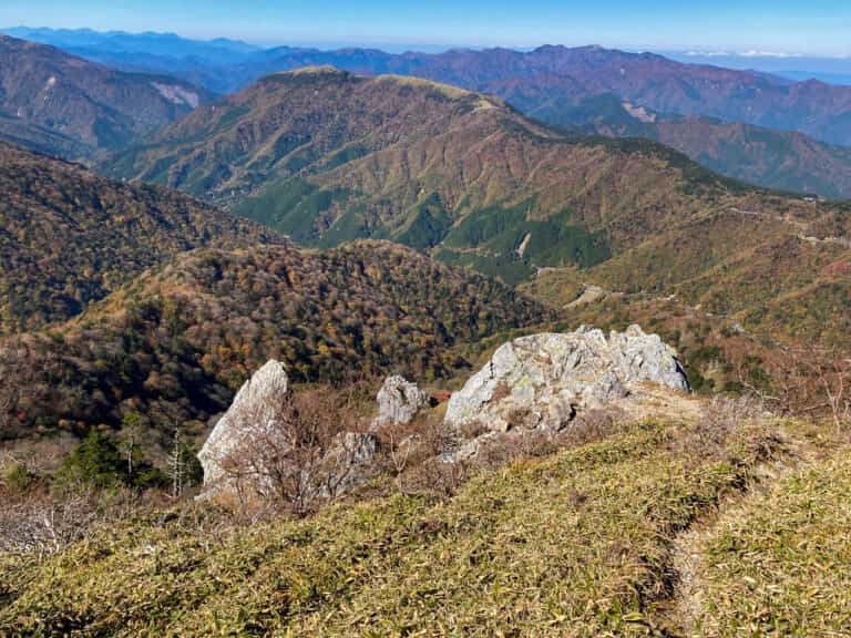 鶴石亀石から遠くに山々を望む