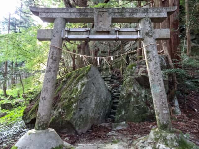 石尾神社　鳥居と岩の参道