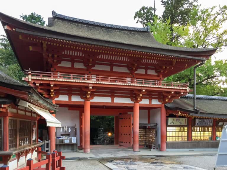 春日大社　境内へと向かう門