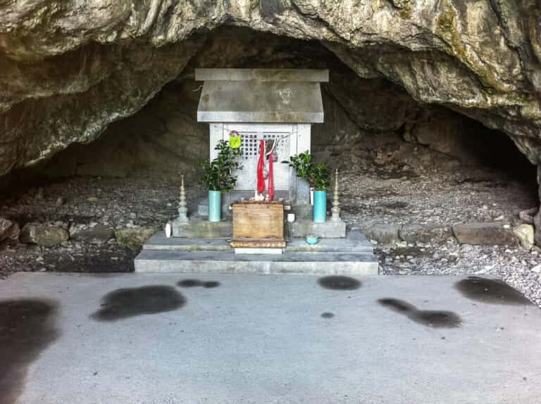 御厨人窟(五所神社)