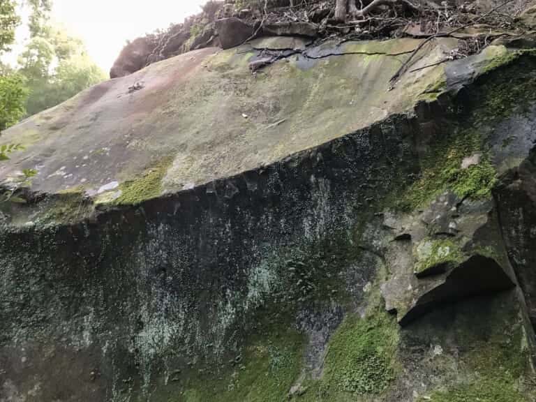 竹ケ島の石切場 矢の跡