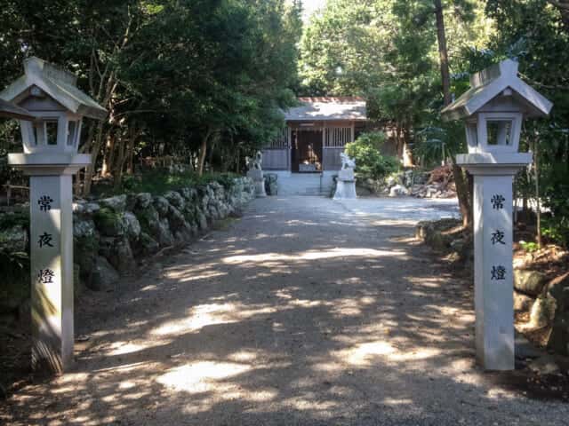 住宅街の一角に佇む　 竹佐々夫江神社 (佐佐牟江宮比定地)