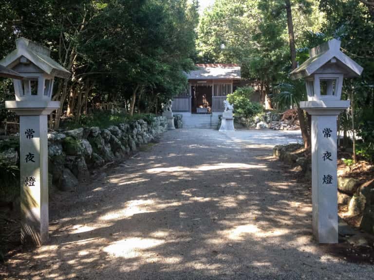 住宅街の一角に佇む　 竹佐々夫江神社 (佐佐牟江宮比定地)