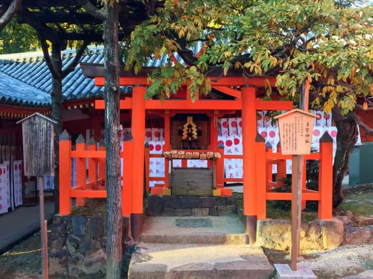 春日大社境内にある多賀神社