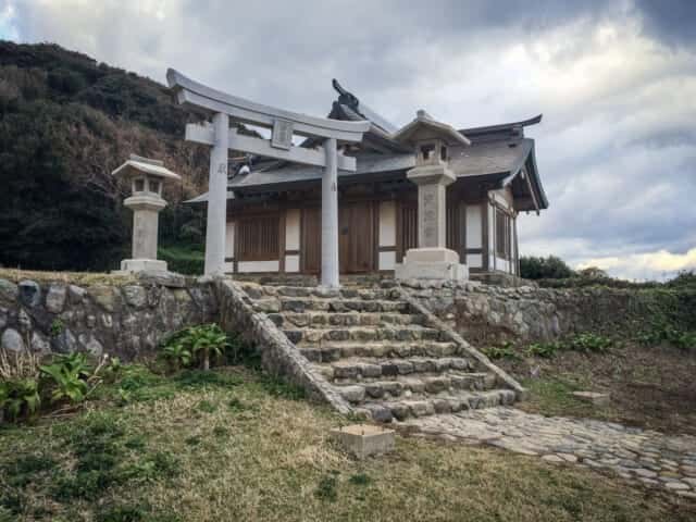 沖津宮遙拝所　鳥居と社殿