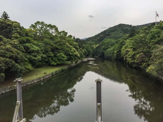 宇治橋から五十鈴川を眺める