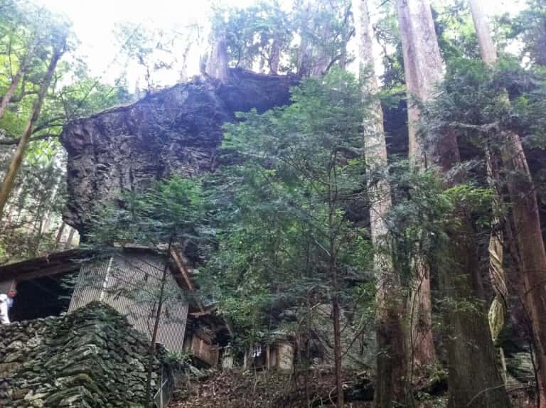 石尾神社　巨石