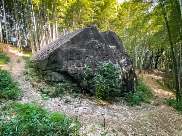 重さ500トンとも言われる益田岩船の巨石