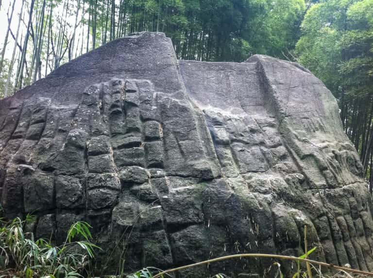 格子状に刻まれた益田岩船の表面