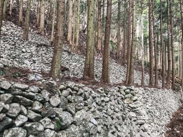 若杉山遺跡の積石段