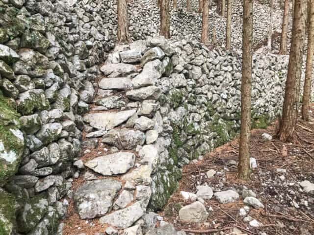 若杉山遺跡の積石段