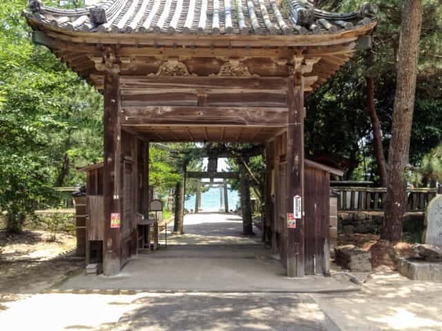 佐田岬を指す奈多宮の３重鳥居