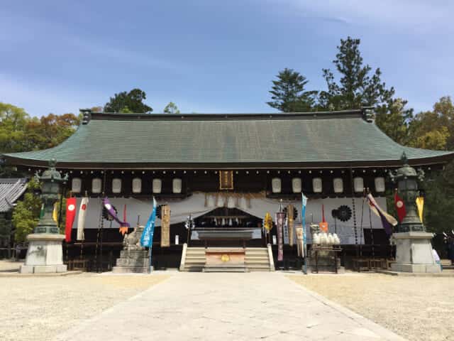 伊弉諾神宮の本殿に掲げられた4連の菊花紋章