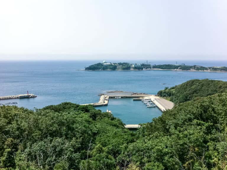 対馬の韓国展望所から鰐浦港を臨む