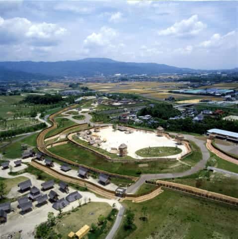 吉野ヶ里遺跡　復元集落（空撮）©佐賀県