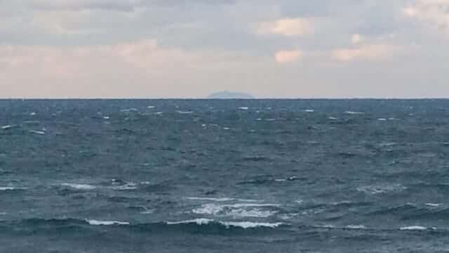 沖津宮遙拝所から眺める沖ノ島