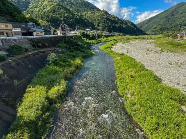 神山町の中心部を流れる鮎喰川