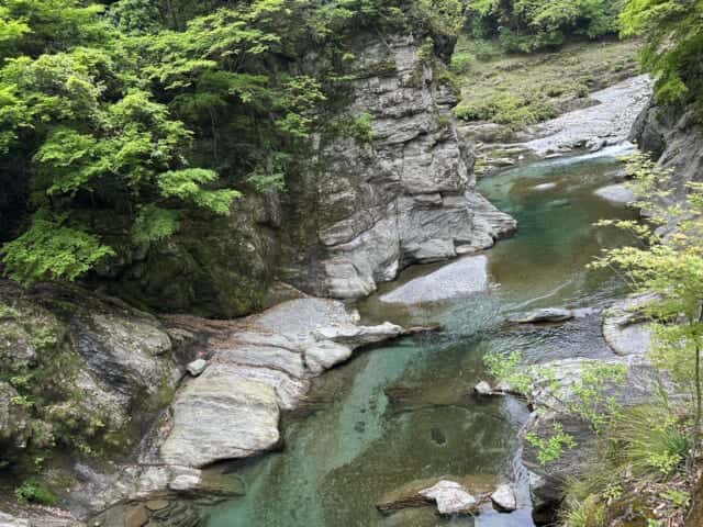 絶壁に囲まれる四国の穴吹川