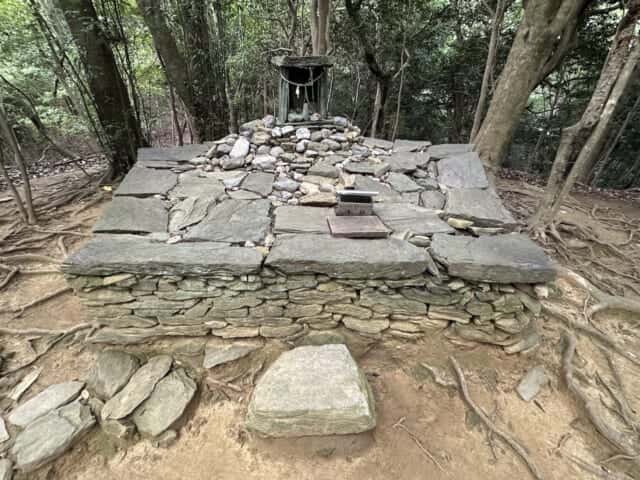 八倉比賣神社磐座