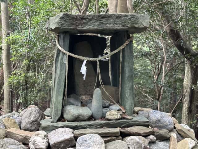 八倉比賣神社磐座