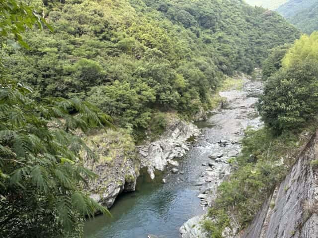 歩行が難しい崖に囲まれた穴吹川