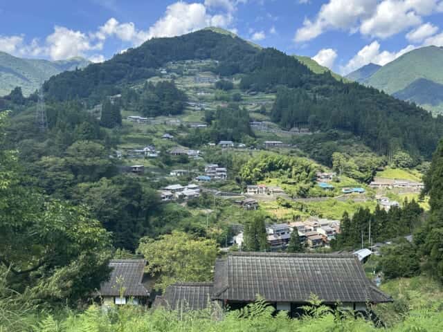 観光名所となった奥祖谷の落合集落