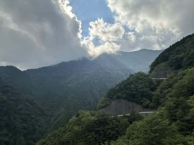 徳島山岳地帯の絶壁を車道が横切る