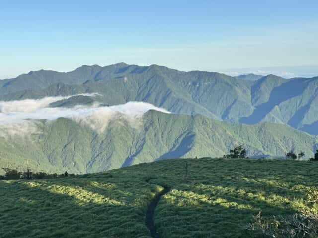 丸笹山の平坦な頂上から眺める徳島の山岳地帯
