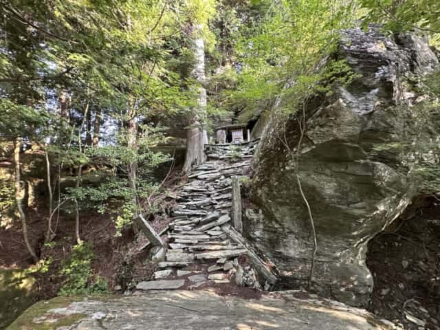 天磐戸神社の拝殿と石の大舞台をつなぐ石の参道