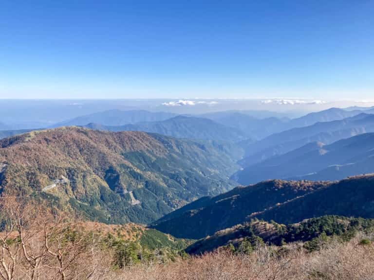 剣山の山頂から東方の山々を望む